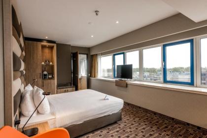 XO Hotels Blue Tower - image 9