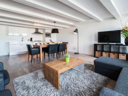 Short Stay Group Harbour Apartments - image 1