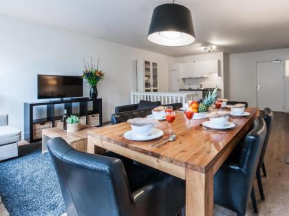 Short Stay Group Harbour Apartments - image 3