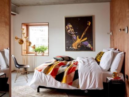 Q-Factory Hotel - image 1