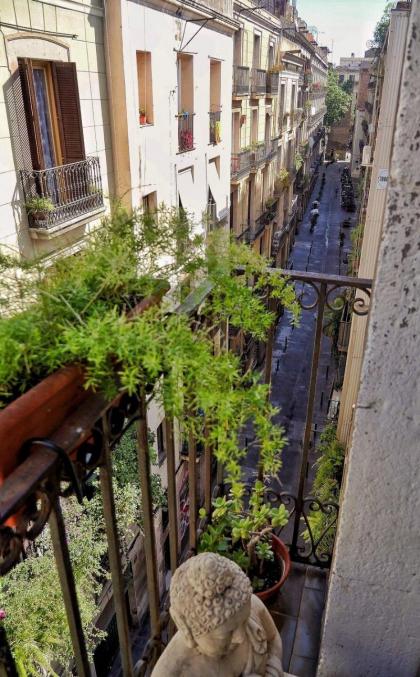Explore Old Barcelona from a Loft-Style Studio  - image 10