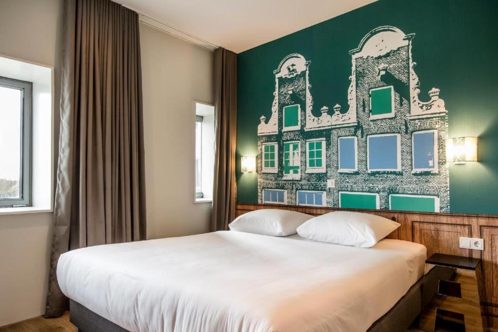 Beautiful New Modern 3 Bedroom 2 Bathroom Amsterdam City Center Apartment Sleeps 6 Ref AMSA1043 - image 2