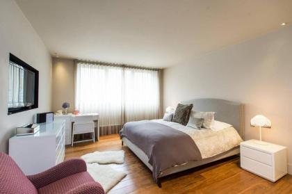 Luxurious Central Amsterdam 5 Bedroom Apartment Sleeps 12 Ref AMSACRS541 - image 3