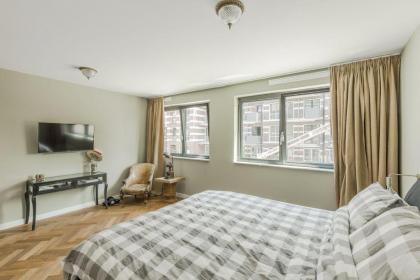 Luxurious Amsterdam 4 Bedroom Triplex in City Center Apartment Sleeps 7 Ref AMSA1725 - image 12