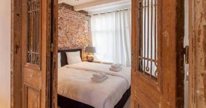 Experience an exquisite blend of 18th century Amsterdam! 4 Bedroom Duplex Penthouse - image 14