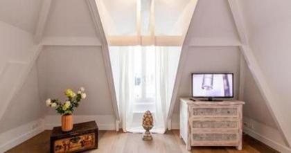 Experience an exquisite blend of 18th century Amsterdam! 4 Bedroom Duplex Penthouse - image 5