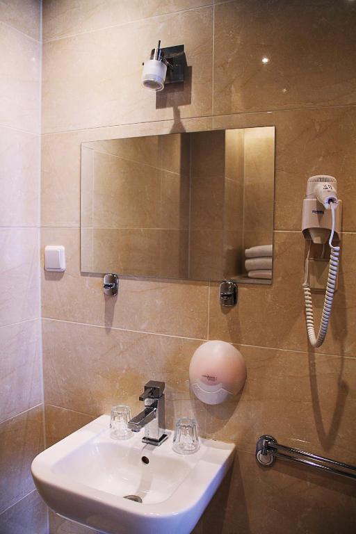 Aadam Hotel Wilhelmina - image 2