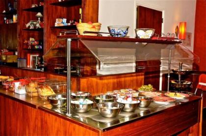 City Hotel - image 10