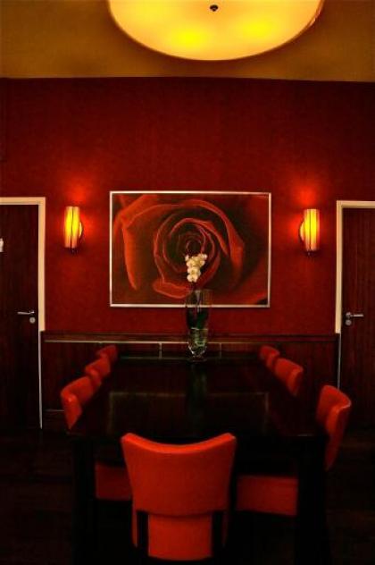 City Hotel - image 11