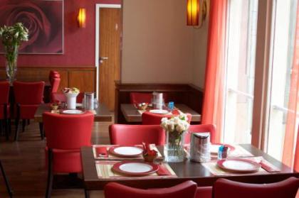 City Hotel - image 6