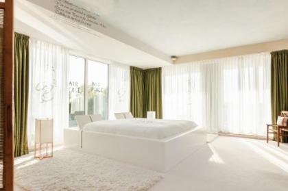 Hilton Amsterdam - image 4