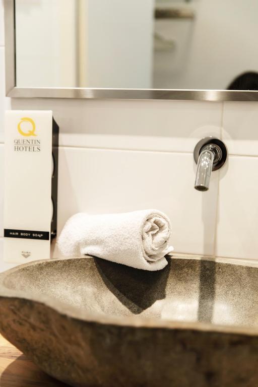 Quentin Golden Bear Hotel - image 2