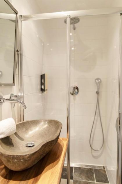 Quentin Golden Bear Hotel - image 3