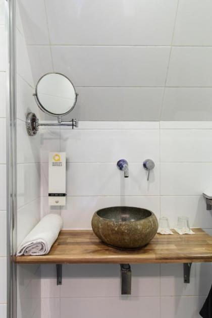 Quentin Golden Bear Hotel - image 4