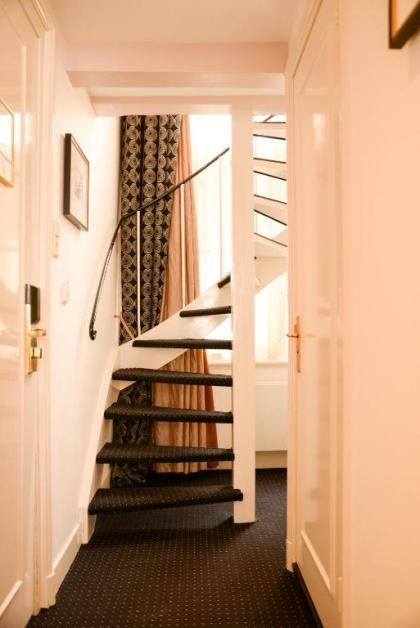 Ambassade Hotel - image 11