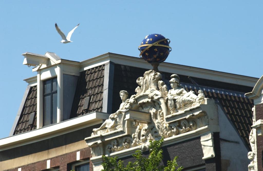 Ambassade Hotel - image 3