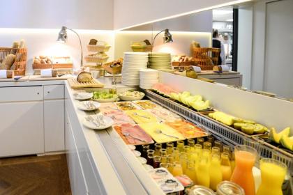 Ambassade Hotel - image 4