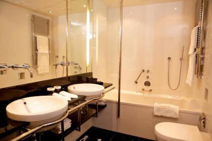 Ambassade Hotel - image 9