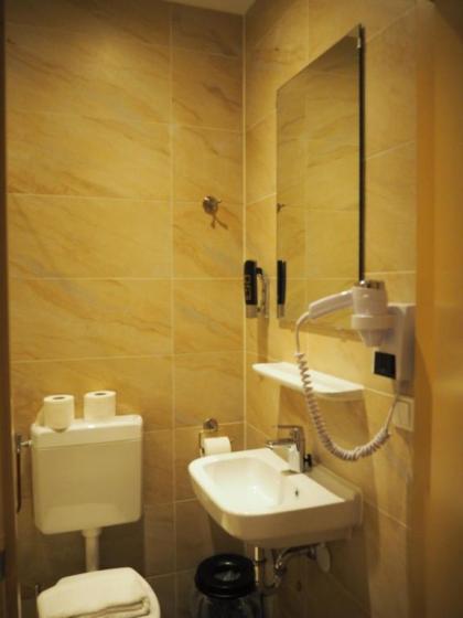 Aston City Hotel - image 9