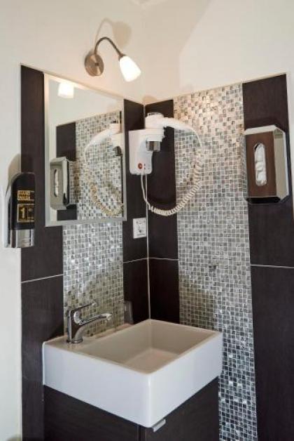 The Townhouse Hotel - image 12