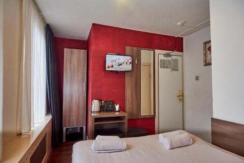 The Townhouse Hotel - image 4