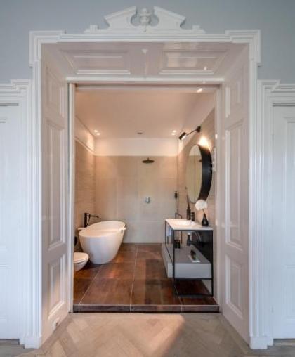 Amstel Corner Hotel - image 2
