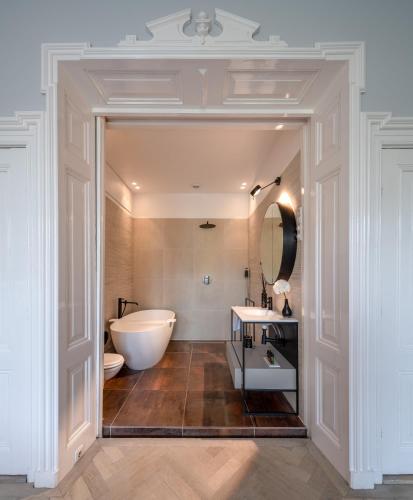 Amstel Corner Hotel - image 2