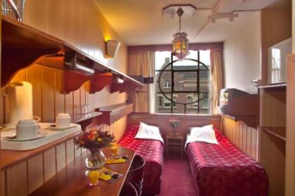 Nadia Hotel - image 7