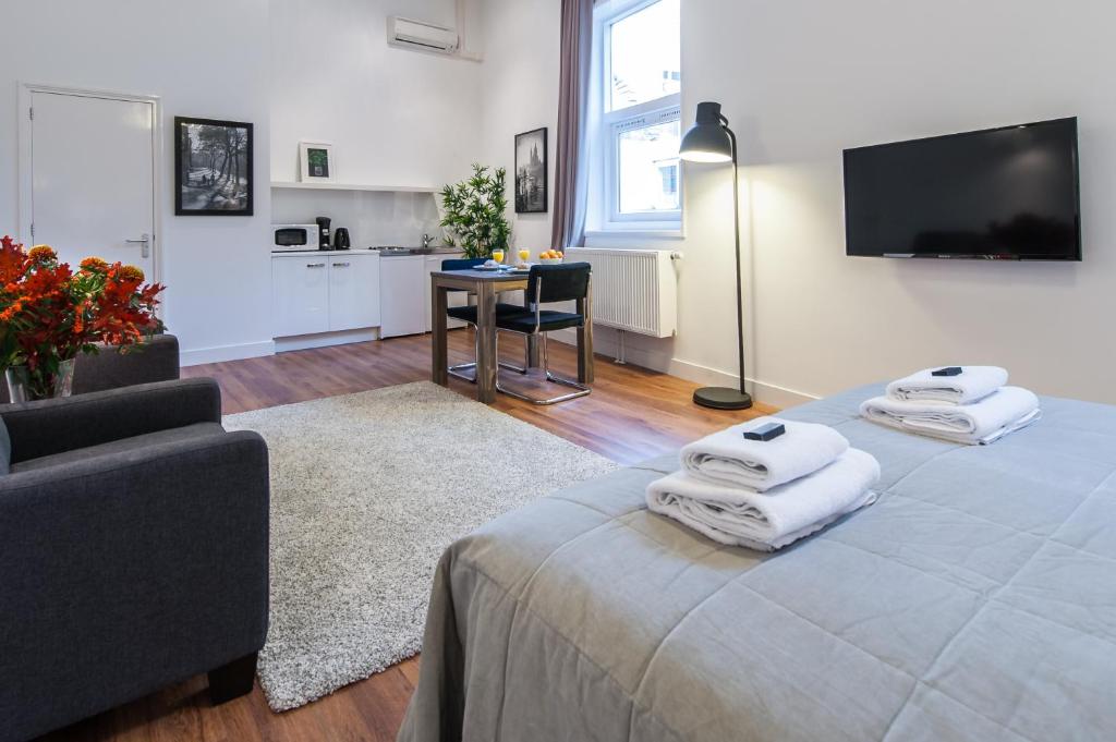 Short Stay Group Harbour Loft Studios - image 2