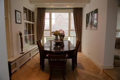 Red light district B & B canal view - image 10