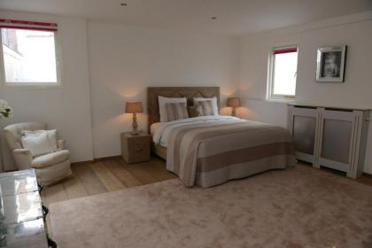 Red light district B & B canal view - image 4