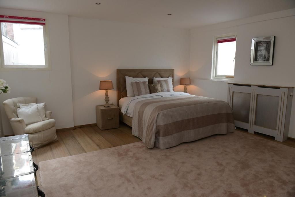 Red light district B & B canal view - image 4