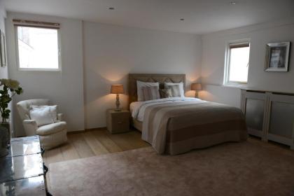 Red light district B & B canal view - image 5