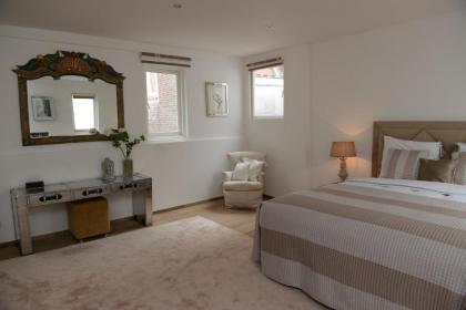 Red light district B & B canal view - image 7