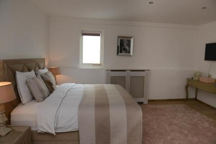 Red light district B & B canal view - image 8