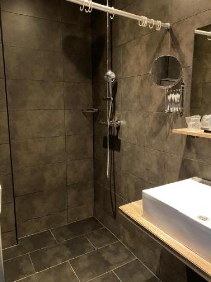 Camp Inn Hotel - image 11