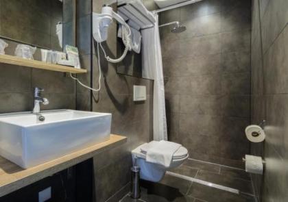 Camp Inn Hotel - image 15