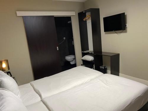 Camp Inn Hotel - image 4