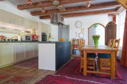 Former Rembrandt workshop two bedroom B&B - image 9