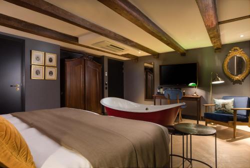 The Hendrick's Hotel - image 7