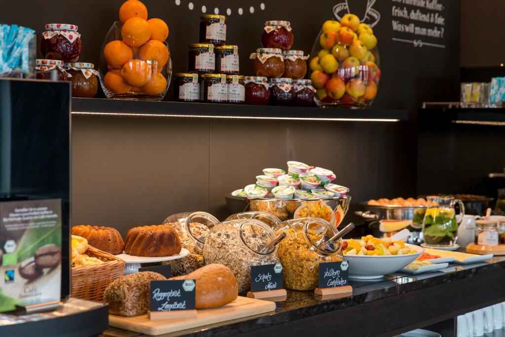Motel One Amsterdam-Waterlooplein - image 4