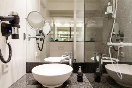 Motel One Amsterdam-Waterlooplein - image 6