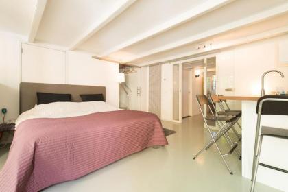 Quiet apartment for 4 at park in center - image 1