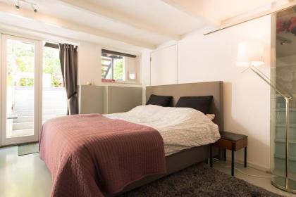 Quiet apartment for 4 at park in center - image 10