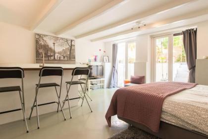 Quiet apartment for 4 at park in center - image 16