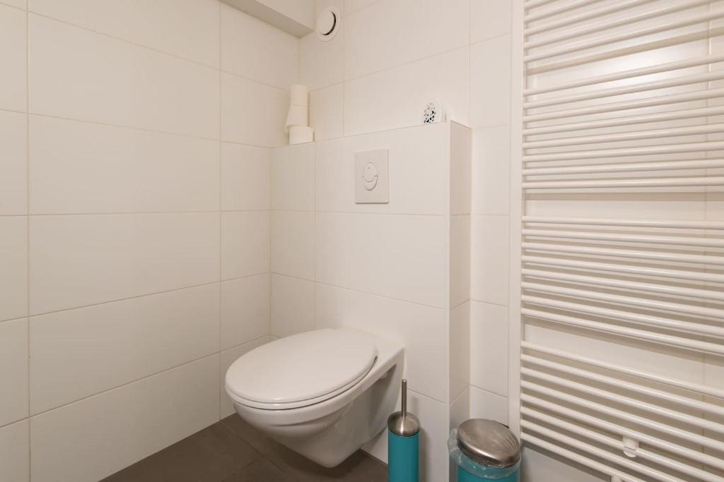 Quiet apartment for 4 at park in center - image 3