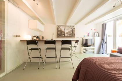 Quiet apartment for 4 at park in center - image 5