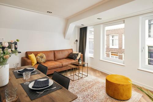 Damrak Short Stay Amsterdam - main image