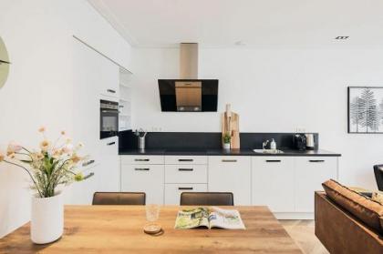 Damrak Short Stay Amsterdam - image 4